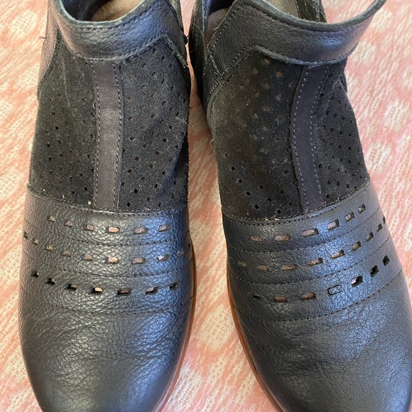 NAOT Comfort Rivotra Leather Chelsea Ankle Black Boots size 36 euro (5.5-6) - Picture 2 of 3